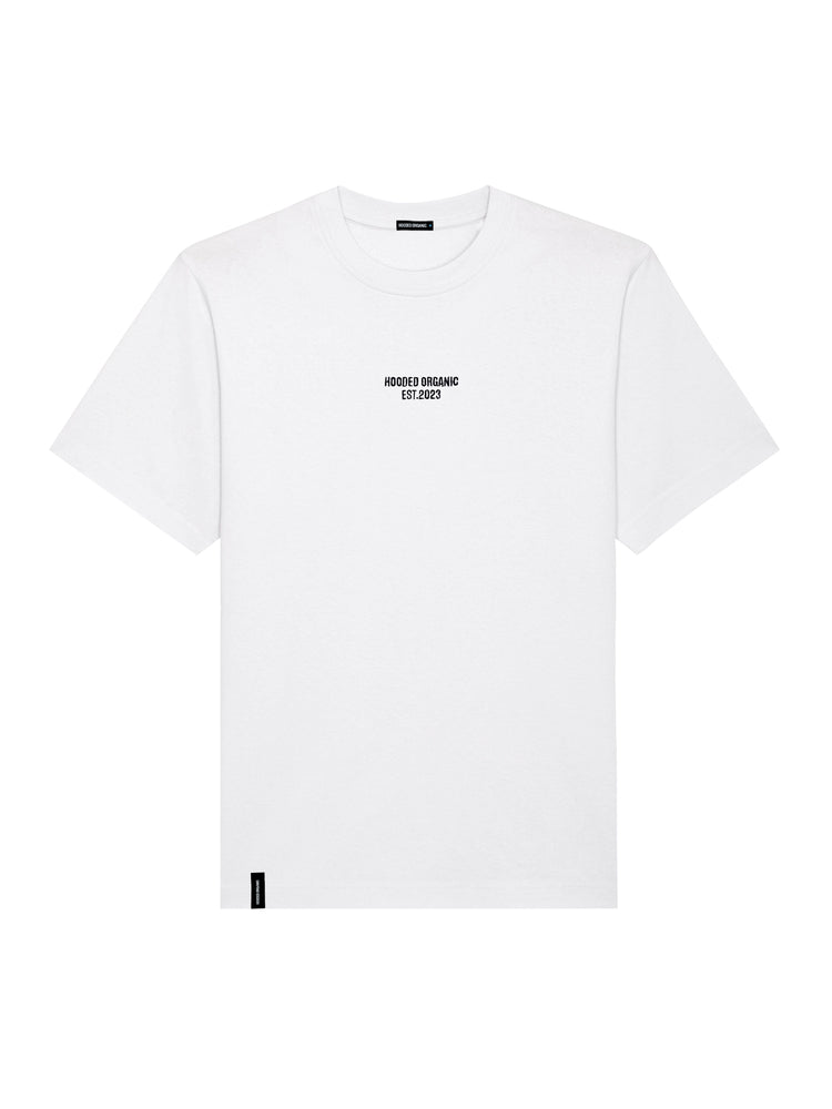 Hvid T-shirt forfra med tydeligt Hooded Organic-logo – 100% økologisk og moderne pasform