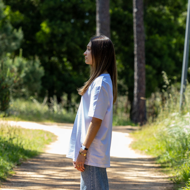 Profil af hvid T-shirt på kvindelig model – lavet i 100% økologisk bomuld med let fit
