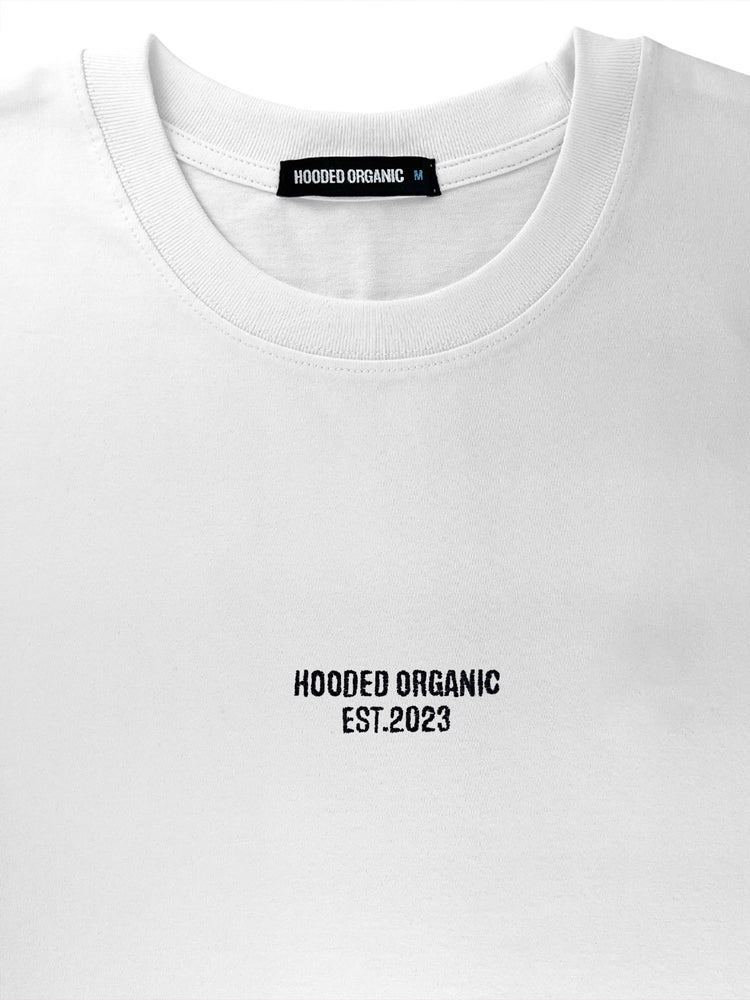 Detaljebillede af Hooded Organic-logo på hvid T-shirt – 100% økologisk bomuld med skarp tekstiltryk