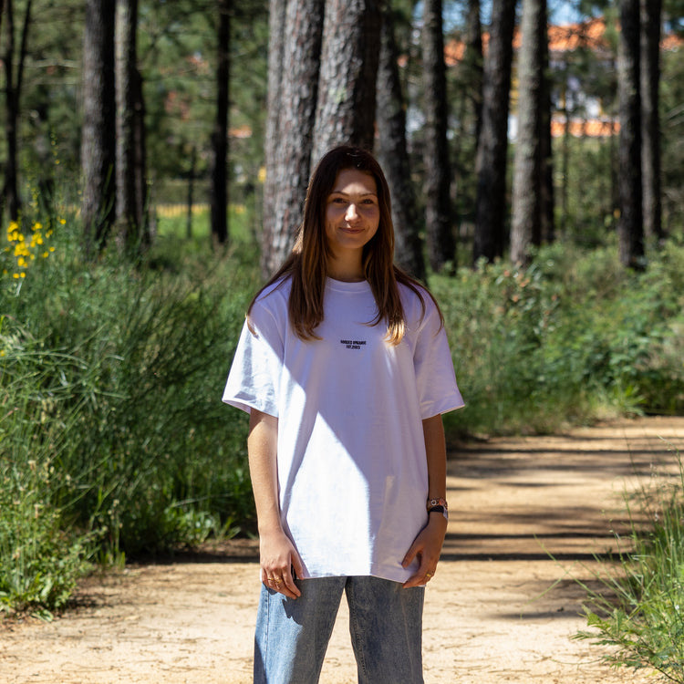 Kvindelig model i hvid heavy T-shirt set forfra – 100% økologisk, afslappet fit og dansk kvalitet