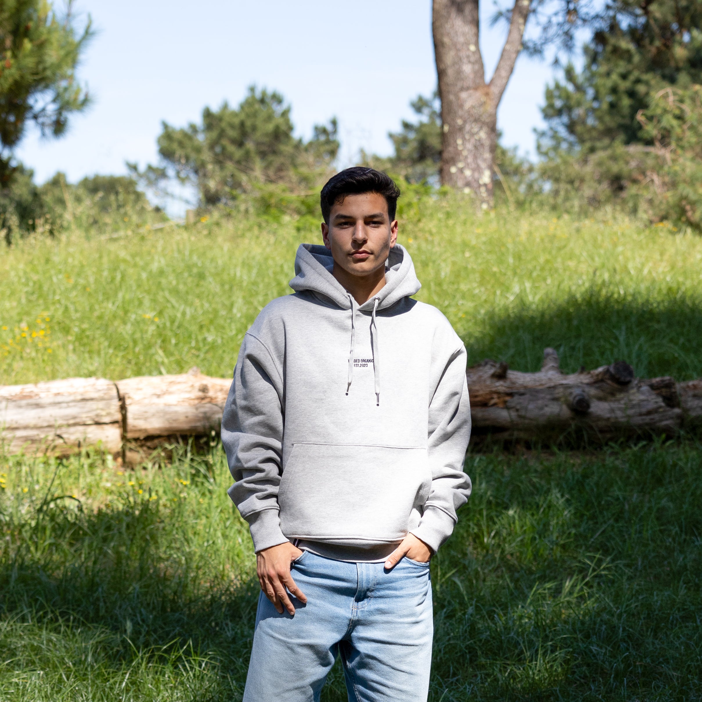 Grå hoodie med hætten nede set forfra – 100% økologisk og velegnet til hverdagsbrug
