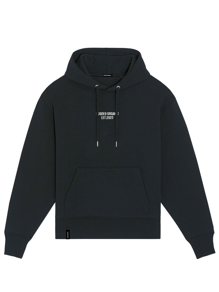 Produktbillede af sort hoodie set forfra med Hooded Organic-logo – lavet i 100% økologisk bomuld
