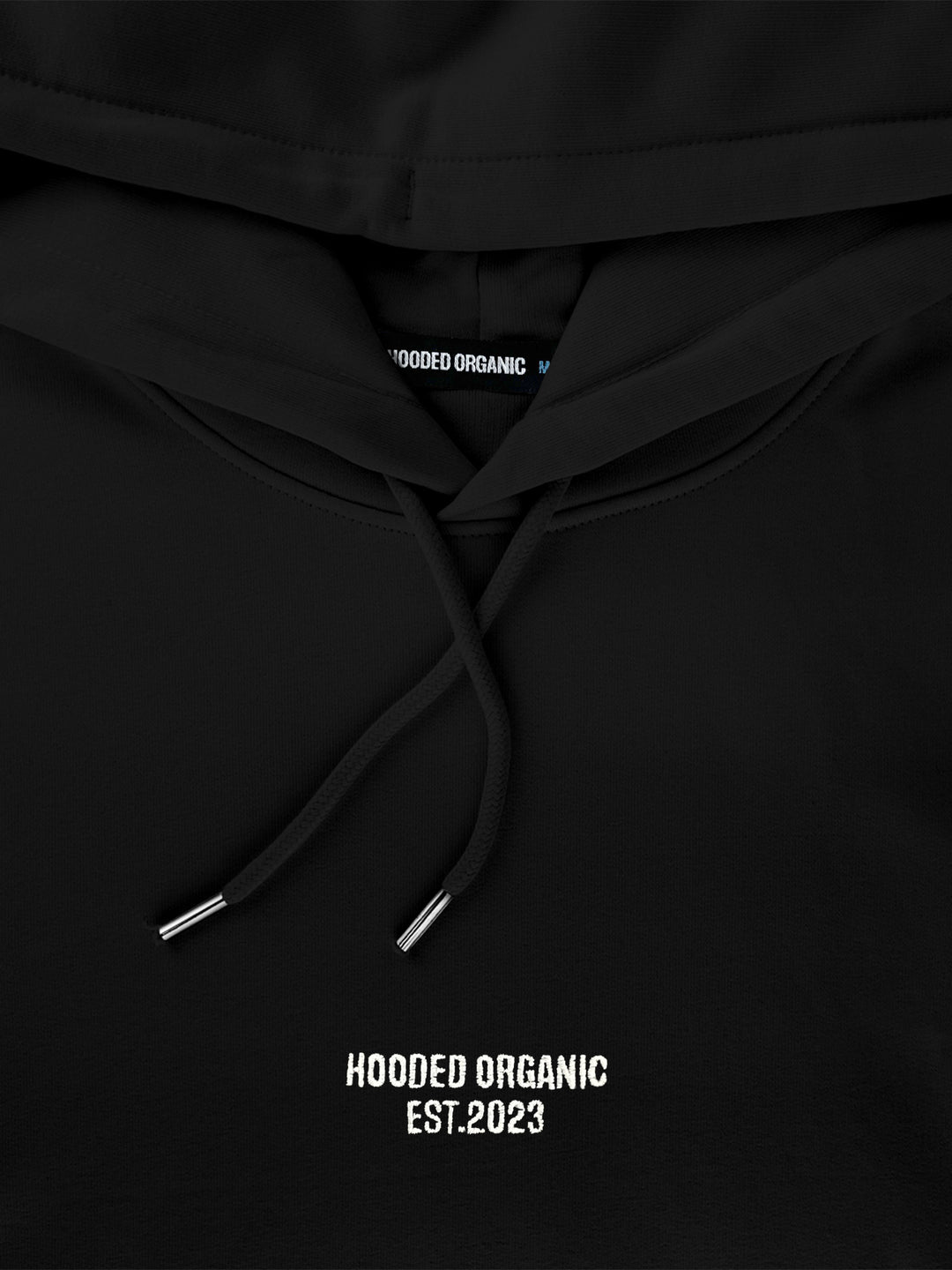 Detaljebillede af Hooded Organic-logo på sort heavy hoodie – trykt på 100% økologisk bomuld
