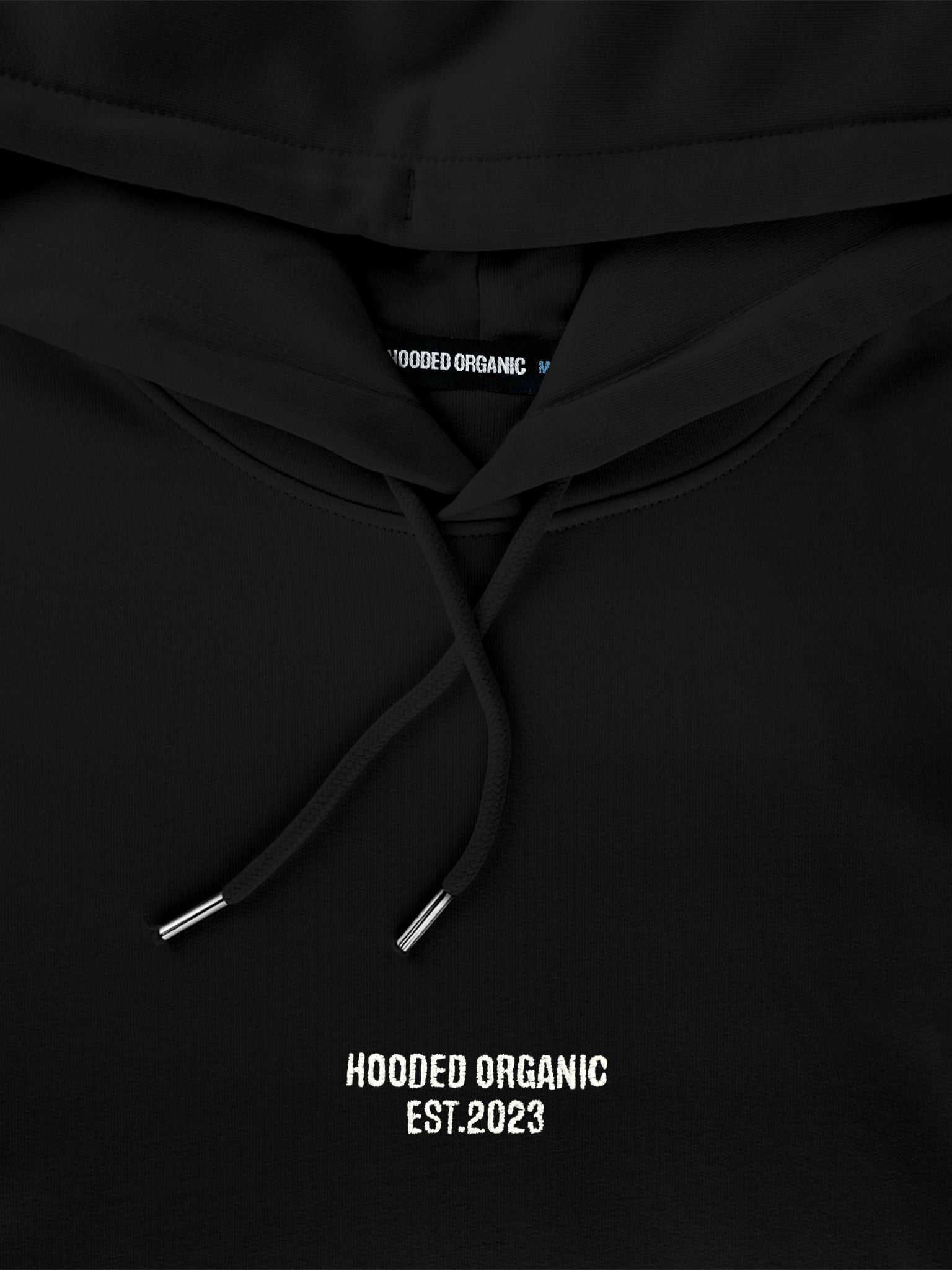 Detaljebillede af Hooded Organic-logo på sort heavy hoodie – trykt på 100% økologisk bomuld

