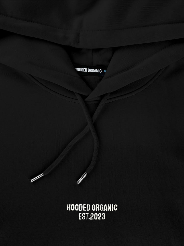 Detaljebillede af Hooded Organic-logo på sort heavy hoodie – trykt på 100% økologisk bomuld
