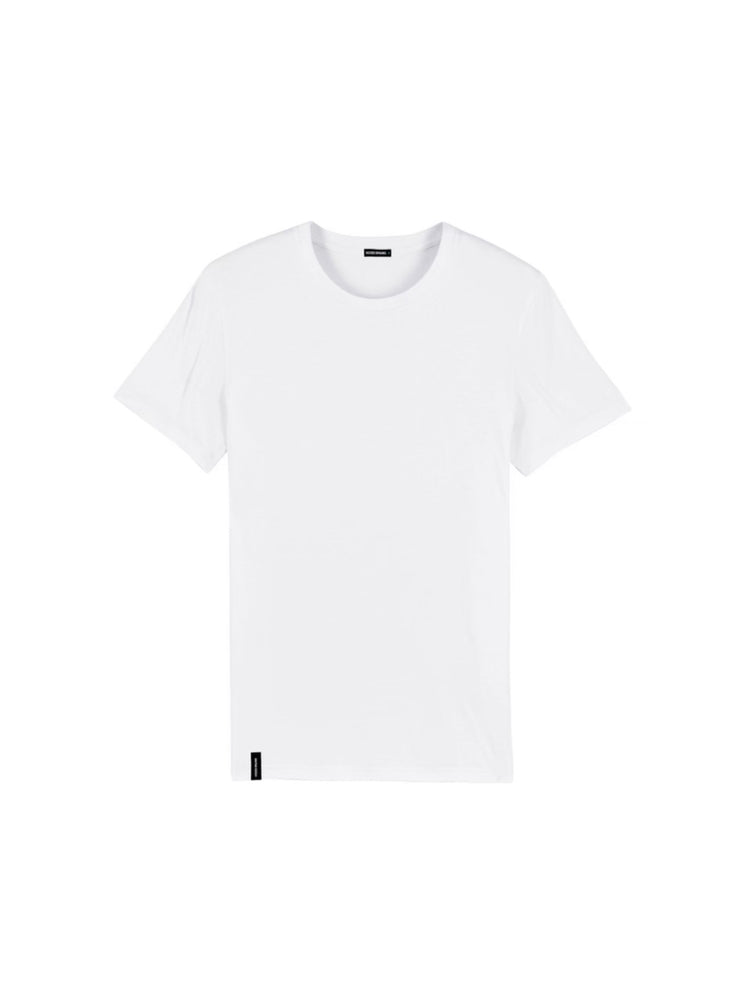 Økologisk hvid T-shirt til mænd – klassisk pasform, dansk design og GOTS-certificeret, produceret i Portugal
